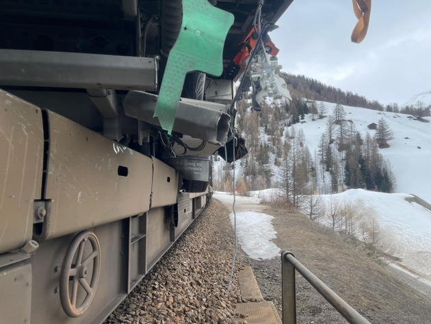 Auf Autozug verrutschter Lastwagen touchiert abgestellten Zug - Update #2: Betrieb auf der Strecke Oberwald-Realp (Furkatunnel) voraussichtlich ab Morgen wieder aufgenommen