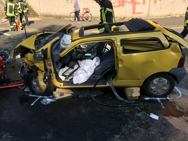 FW Mettmann: Verkehrsunfall mit eingeklemmter Person