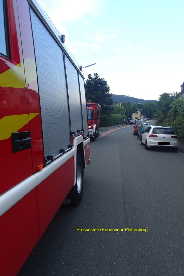 FW-PL: Verkehrsunfall in der Reichsstraße in Plettenberg. Feuerwehr streut auslaufende Betriebsmittel nach Kollision zwischen Kleintransporter und LKW ab