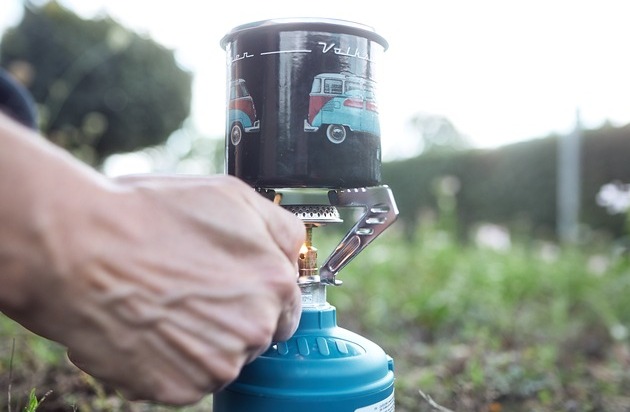 Deutscher Verband Flüssiggas e.V.: Verbrauchertipp | Kompakte Sommer-Energie für unterwegs: Das sollten Sie zu Gaskartuschen wissen