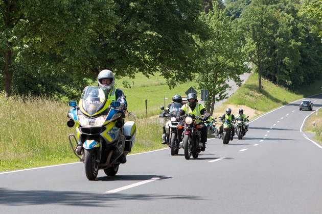 POL-OH: Biker-Safety-Tour der Polizei: Motorradfahrer schlängeln sich im Konvoi durch die osthessische Rhön