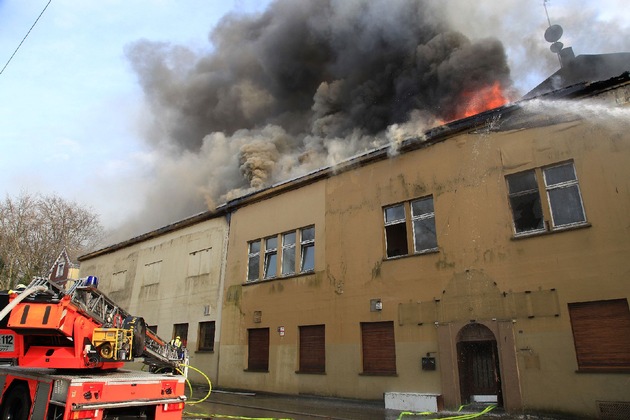 FW-E: Feuer in leer stehendem Wohn- und Geschäftshaus in Essen-Schonnebeck, keine Verletzten