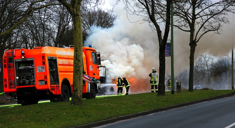 FW-E: Brennender Sattelzug auf der Bottroper Straße, Rauchwolke weithin sichtbar