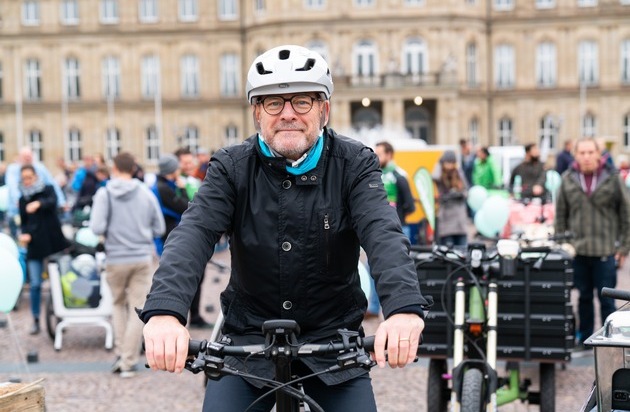 Initiative RadKULTUR: "Radeln im Herbst bewirkt gute Stimmung": Kurzinterview mit Baden-Württembergs Verkehrsminister Winfried Hermann