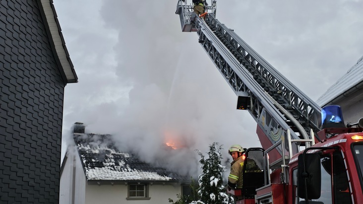 FW Burscheid: Dachstuhlbrand zerstört Wohnhaus