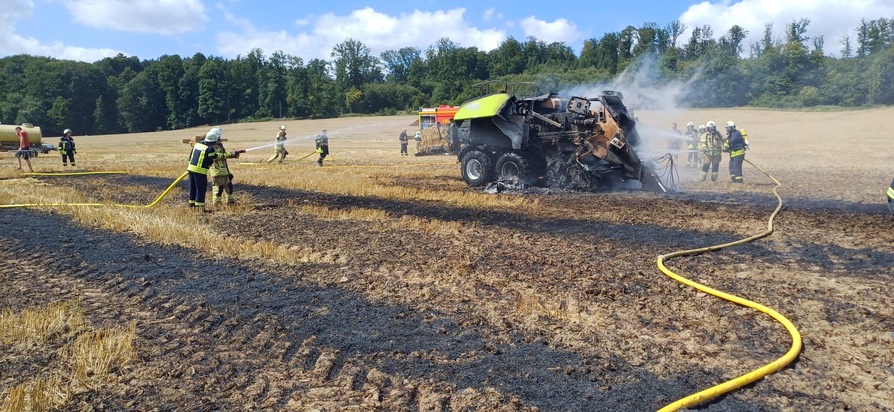 FW Lügde: Landwirtschaftliche Fläche und Gerät in Brand geraten