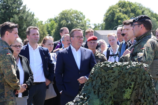 Verteidigungsminister Pistorius besucht Innovationslabor in Erding