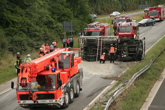 POL-F: 080709 - 0804 BAB 661: Nach Lkw-Unfall: Wie durch ein Wunder bleibt beteiligter Pkw-Fahrer unverletzt (Lichtbilder beachten)