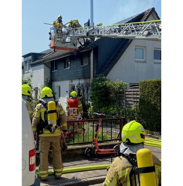 FW Hannover: Bei Gartenarbeiten auf dem Grundstück eines Hauses in Hannover-Bothfeld geriet heute Vormittag ein Baum an der Hausfassade in Brand. Das Feuer breitete sich sofort in den Dachstuhl des Gebäudes aus.