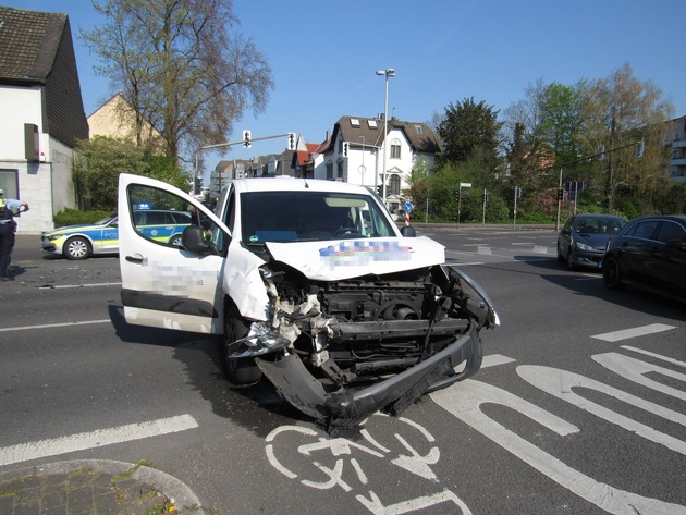 POL-ME: Hoher Sachschaden bei Verkehrsunfall - Hilden - 2004055