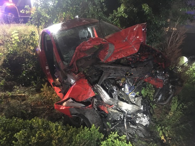 FW Lage: Verkehrsunfall mit eingeklemmter Person - 04.07.2019 - 03:08 Uhr