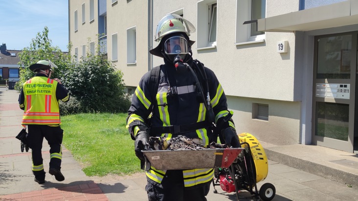 FW Celle: Feuer in einer Küche - eine Person gerettet! Bisher vier Einsätze am Samstag!