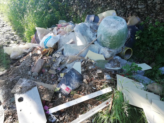 POL-GS: Unerlaubte Müllablagerung in der Feldmark.