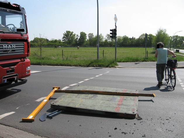 POL-SE: Rellingen - Glück im Unglück - LKW verliert Metallplatte