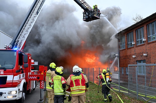 FW-RD: 85 Feuerwehrleute bekämpfen Großfeuer in Rendsburg