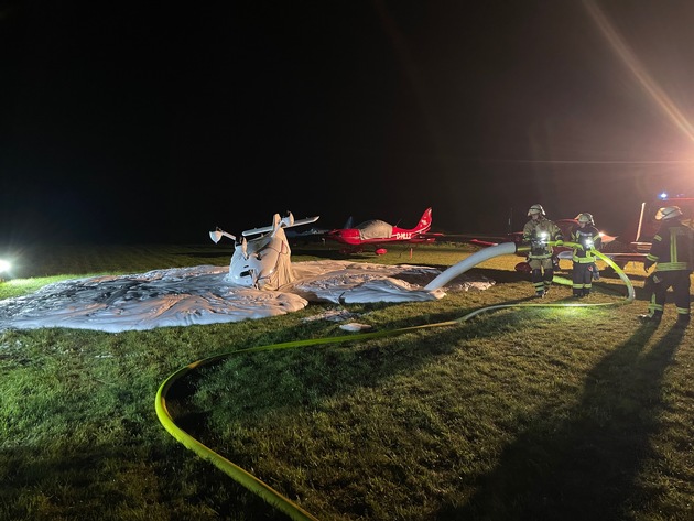 FW-LK Leer: Sturmböe erfasste Flugzeug auf dem Flugplatz Leer-Papenburg und beschädigte dieses schwer.