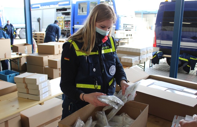 THW LVBEBBST: 900 Päckchen mit Schnelltests für Brandenburger Schulen: Logistische Hilfe des THW gefragt