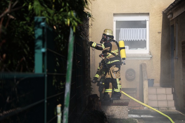 FW-E: Brand einer Gartenlaube im Hinterhof - Feuerwehr verhindert Brandausbreitung