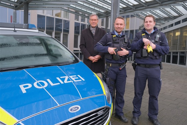 POL-GT: Wachdienst der Kreispolizeibehörde Gütersloh mit Distanzelektroimpulsgeräten ausgestattet