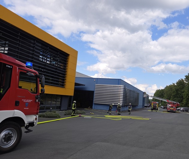 FW-AR: Brand in Gewerbebetrieb in Arnsberg-Herdringen - Feuerwehr verhindert Ausbreitung