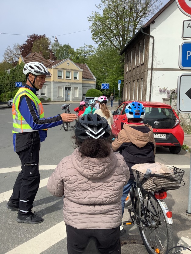 POL-NI: Nienburg - Sicher durch den Stadtverkehr: Nienburger Viertklässler meistern Fahrradtraining auf realen Straßen