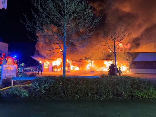 FW-PI: Pinneberg: Abschlussmeldung: Großfeuer in Sanitätshaus nach 7 Stunden gelöscht