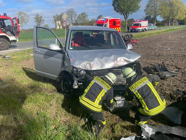 FW Petershagen: PKW liegt nach Verkehrsunfall auf dem Dach