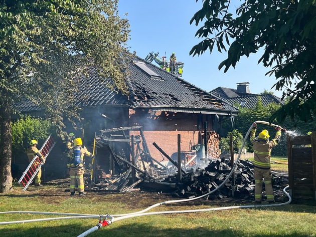 FW Paderborn: Gemeldeter Gartenhüttenbrand mit Ausbreitung auf Dachstuhl in Paderborn-Sennelager