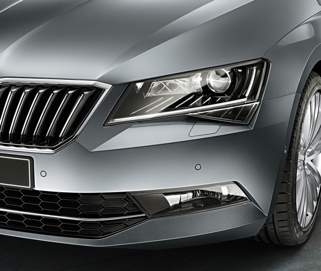 Mit Durchblick durch den Winter: neuer SKODA Superb mit hilfreichen Lichtfeatures (FOTO)