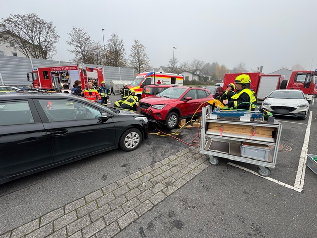 FW VG Westerburg: Verkehrsunfall auf Supermarktparkplatz - Frau wird unter PKW eingeklemmt