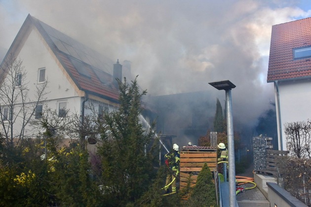 FW B&ouml;blingen: Garagenbrand greift auf Wohnhaus &uuml;ber