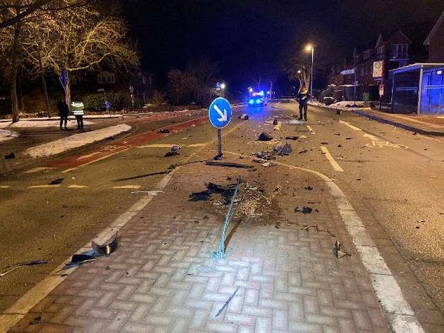 POL-STD: Unbekannter Autofahrer verursacht Unfall auf dem Ottensener Weg in Buxtehude mit hohem Sachschaden und flüchtet - Polizei sucht Zeugen