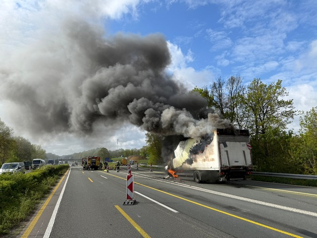 FW-WRN: LKW in Vollbrand auf der Autobahn 1