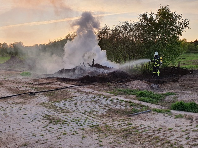 FFW Schiffdorf: Lagerfeuer löst Feuerwehreinsatz aus