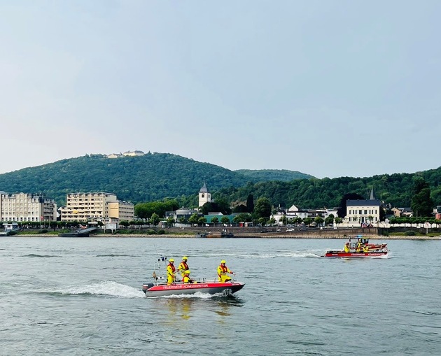 FW-BN: Wasserrettungseinsatz durch Schwimmer auf dem Rhein