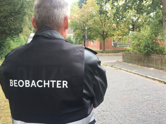 POL-WHV: Gemeinsame Übung der Polizeiinspektion Wilhelmshaven/Friesland mit dem Landkreis Friesland - Polizei- und Rettungskräfte trainieren die Bewältigung einer Amoklage - 3 Fotos