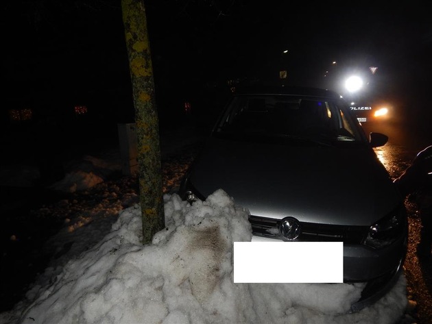 POL-PDMT: Verkehrsunfall unter Alkoholeinfluss - Pkw fährt auf blanker Felge in Schneehaufen