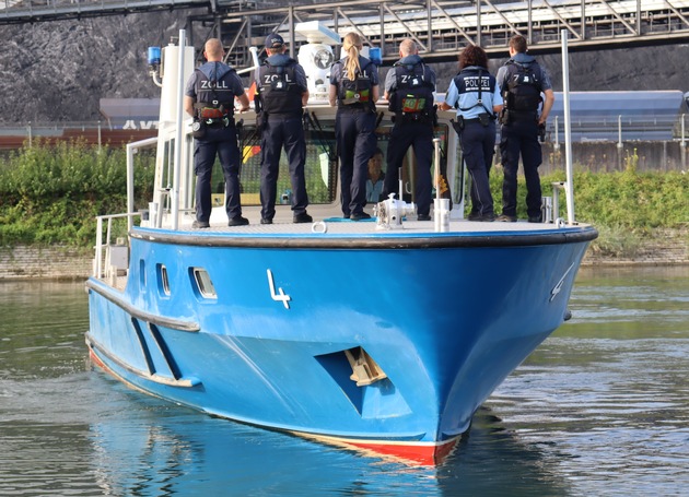 HZA-KA: Binnenschifffahrt auf dem Rhein / Gemeinsame Kontrolle von Zoll und Wasserschutzpolizei