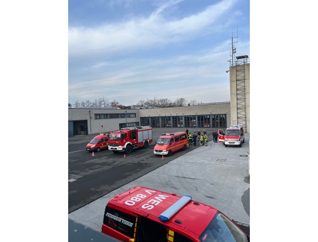 FW Dinslaken: Unterst&uuml;tzung bei Gro&szlig;einsatz