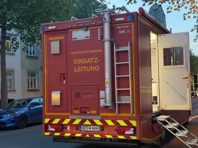 FW Dresden: Großbrand in einem Wäschereibetrieb