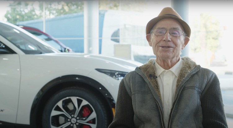 Es ist nie zu spät: 87-jähriger Spanier wechselt mit dem Ford Mustang Mach-E zur Elektromobilität