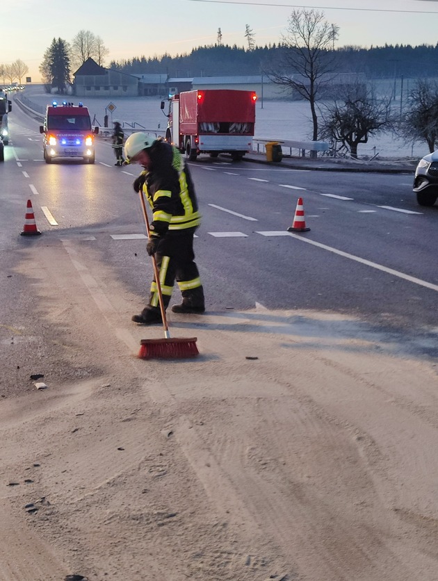 FW Eigeltingen: Einsatz der Feuerwehr Abteilung Eigeltingen wegen Verkehrsunfall auf der B14