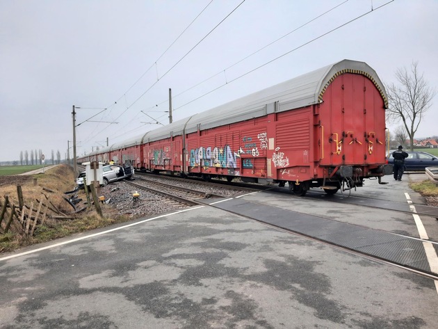 BPOL-H: Auf dem Bahnübergang: Auto kollidiert mit Güterzug