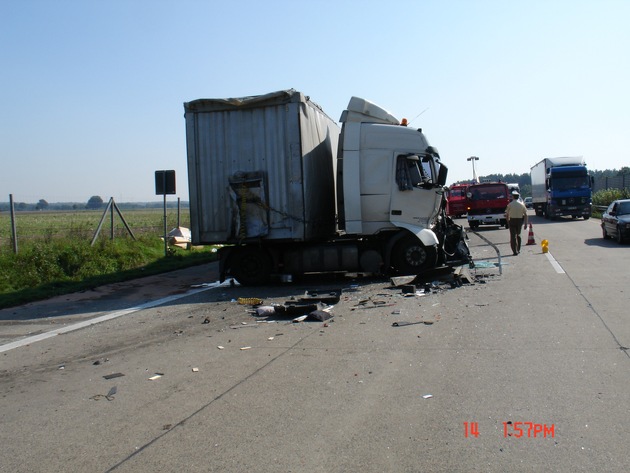 POL-WL: Lkw fährt in Stauende auf der Autobahn, ein Schwerverletzter, vier Leichtverletzte und hoher Sachschaden