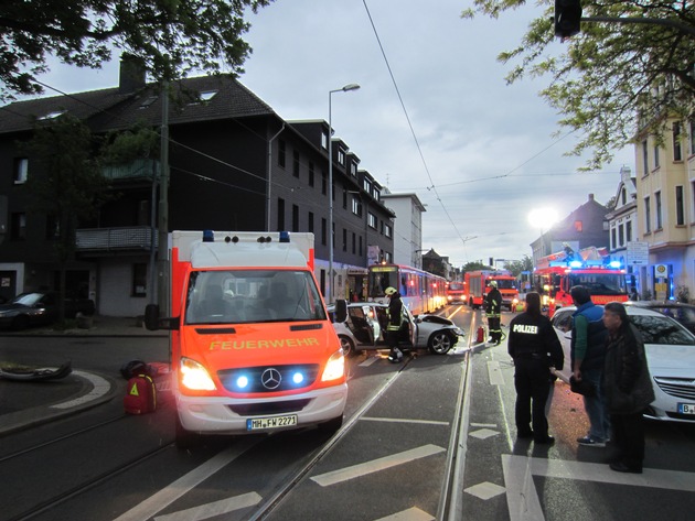 FW-MH: Schwerer Verkehrsunfall mit einer verletzten Person am Freitagabend - Sperrung der Duisburger Straße in beiden Fahrtrichtungen