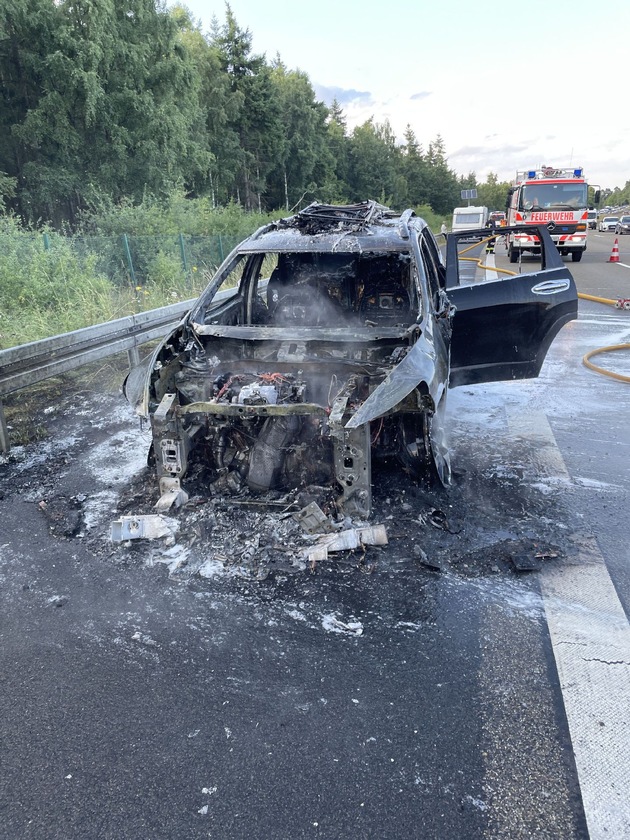 POL-OH: Wohnwagengespann geriet auf der Autobahn A 7 in Brand - Schnelles Handeln des Fahrers verhindert Schlimmeres.