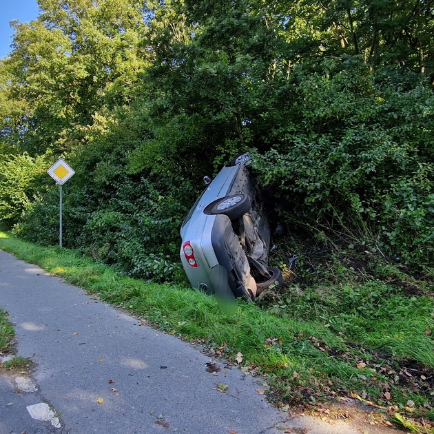 FFW Schiffdorf: Pkw kommt von Straße ab - Fahrzeug bleibt auf der Seite liegen