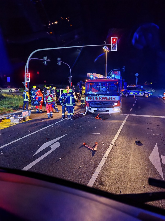 FW-NE: Verkehrsunfall mit Einsatzfahrzeug der Feuerwehr | Zwei Verletzte