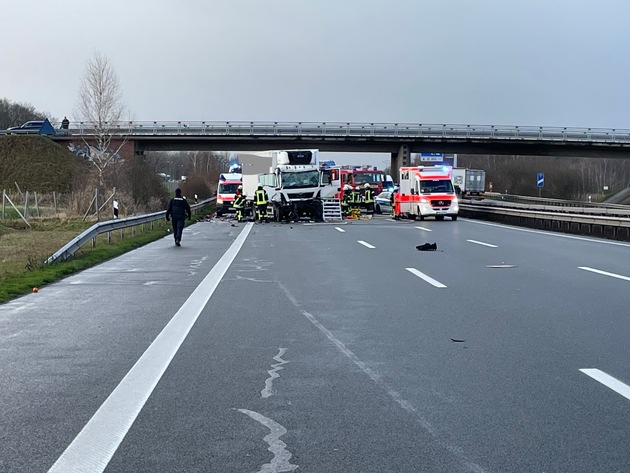 FW-ROW: Schwerer Verkehrsunfall auf Autobahn 1 - Fahrer verstirbt noch an der Unfallstelle
