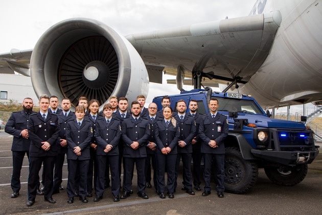 BPOL NRW: Bundespolizei am Flughafen Köln/Bonn vereidigt 17 neue Mitarbeiterinnen und Mitarbeiter
